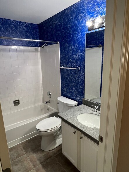 Hall bath - 1452 Division Ct
