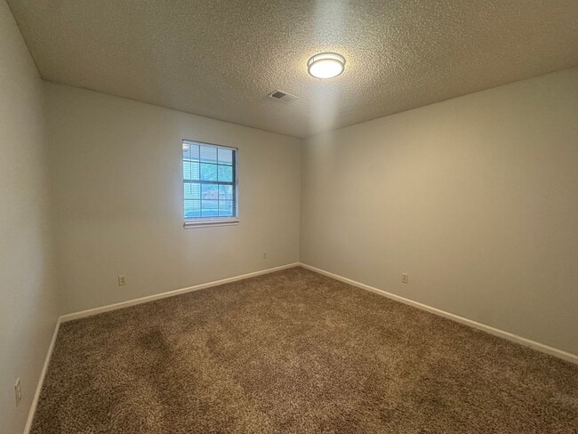 Building Photo - 2BR 1BA Triplex • Private Backyard in Downtown Smithville