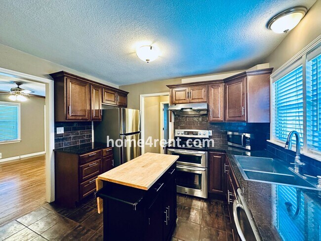 Building Photo - Beautifully Updated Home in Prime Overland...