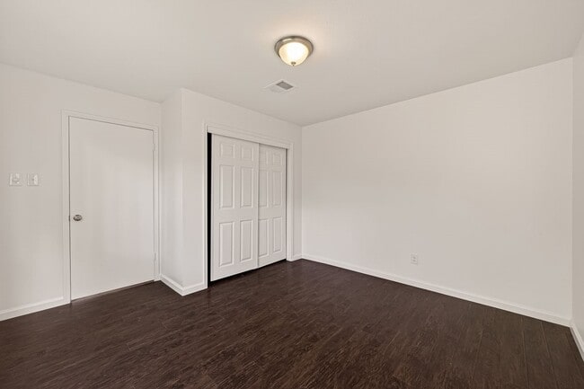 Building Photo - 1007 Apache Falls Dr