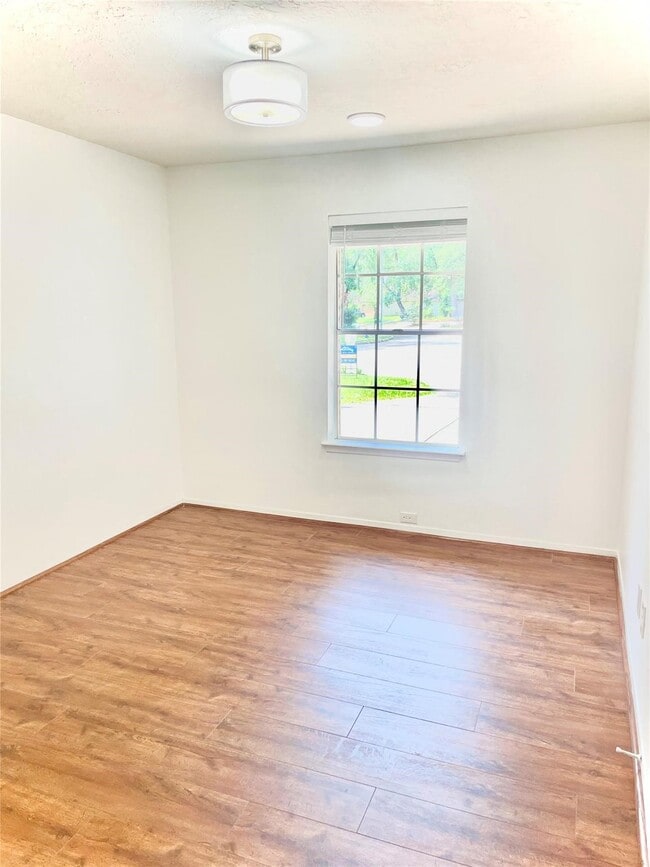 Building Photo - 3126 Village Woods Dr
