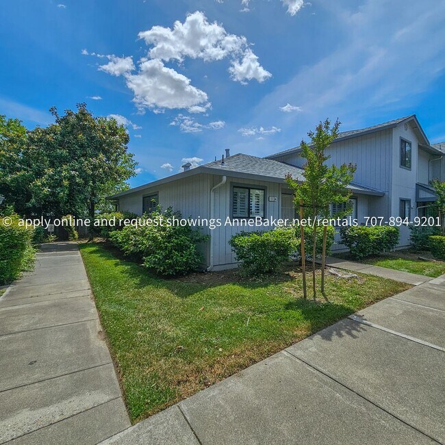 Building Photo - Exquisitely Updated Condo - Must See