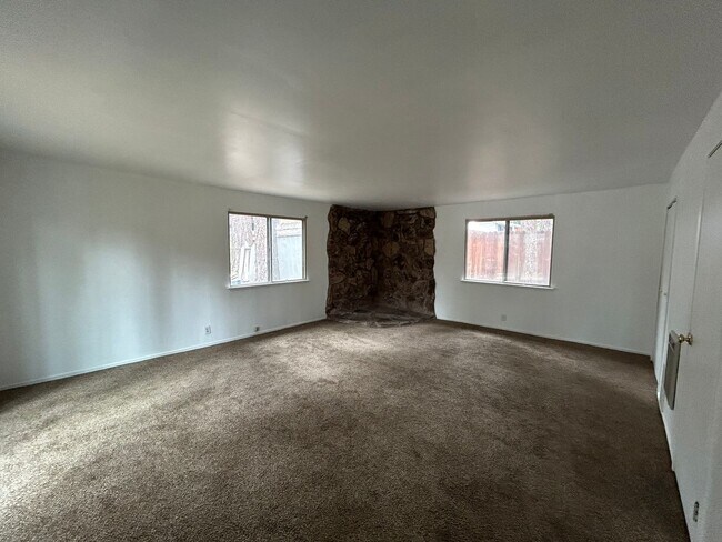Building Photo - 4 Bedroom + Family Room - Spacious Home wi...