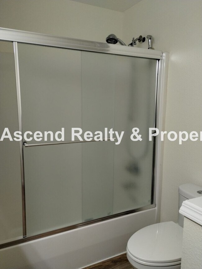 Building Photo - Price Reduced! Beautifully Updated 2 Level...
