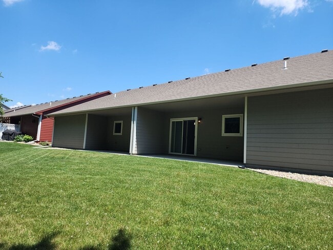 Building Photo - Three bedroom two bath w/ triple garage