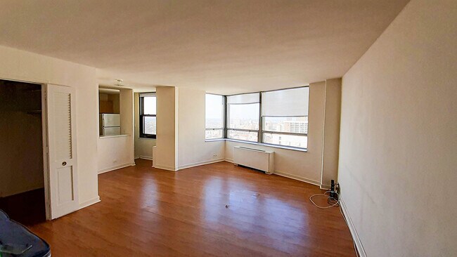 Building Photo - 5701 N Sheridan Rd