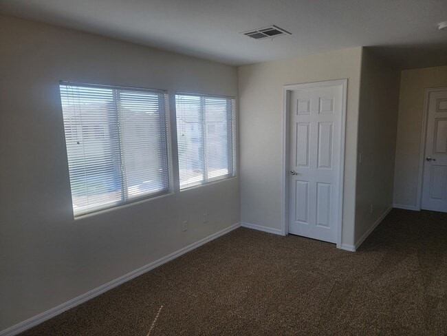 Building Photo - Spacious 5 bed 2.5 bath 2 story home with ...