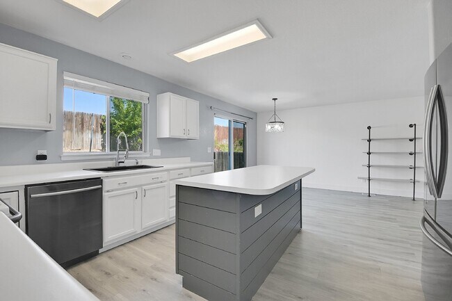 Building Photo - $3,040.95 - 3 Bed, 3-Bath Home in Aurora with In Unit Laundry and Central AC