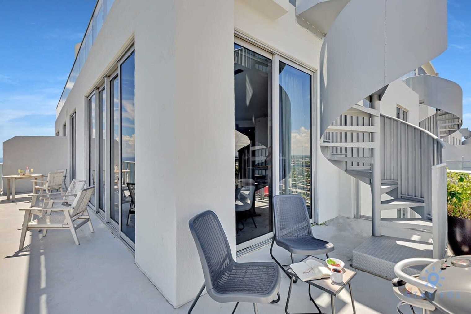 Building Photo - 4010 S Ocean Dr