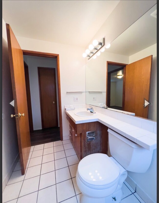 Building Photo - Downtown Issaquah 1 bedroom 1 bathroom unit