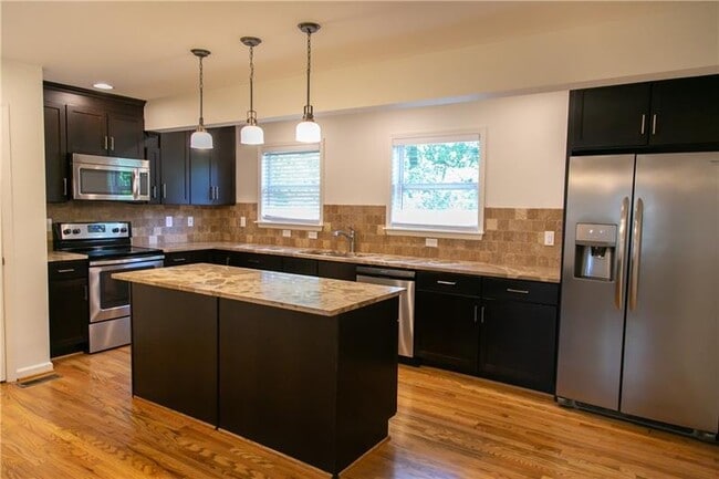 Building Photo - 1547 Delia Dr