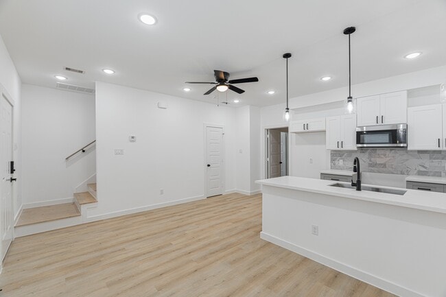 Building Photo - 7126 Bywood St