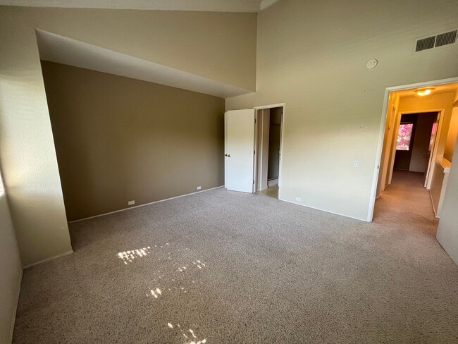 Building Photo - Spacious 2 bed 2 bath condo available in t...