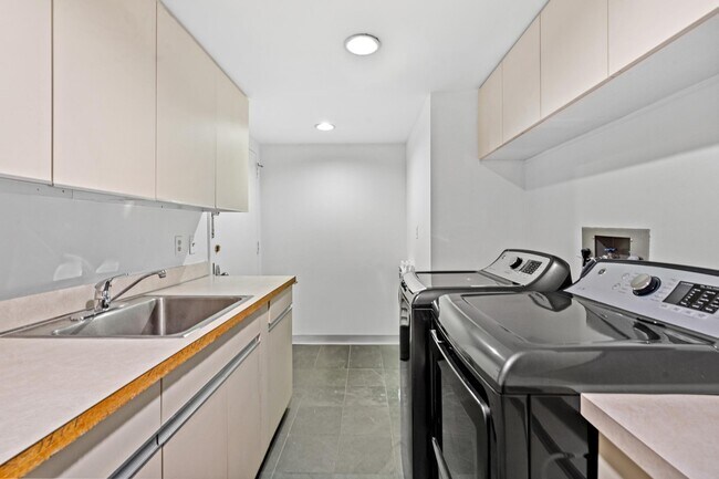 Building Photo - 1015 33rd St NW