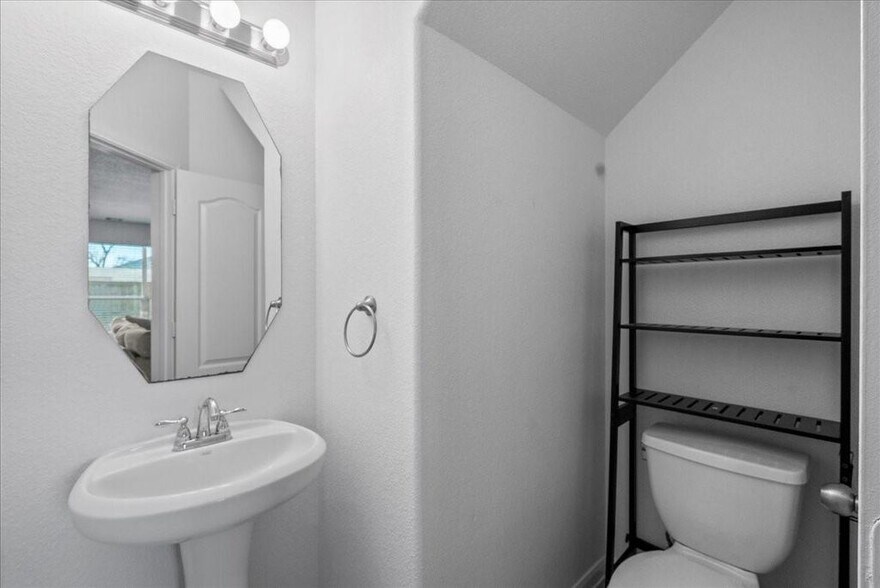 Building Photo - 17114 Amarose Dr