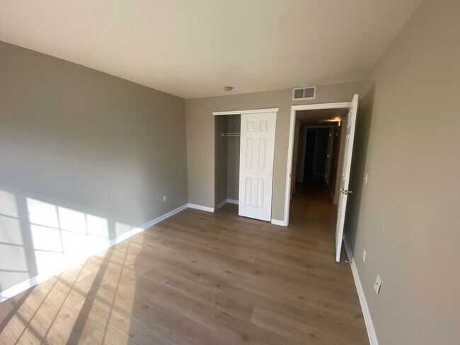 Building Photo - Nice 2 bedroom Condo right on the border o...