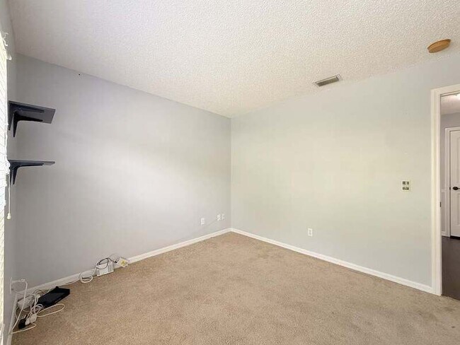 Building Photo - 1118 Hardwood Dr