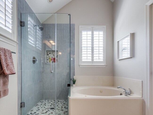 Building Photo - 1159 Enclave Square E