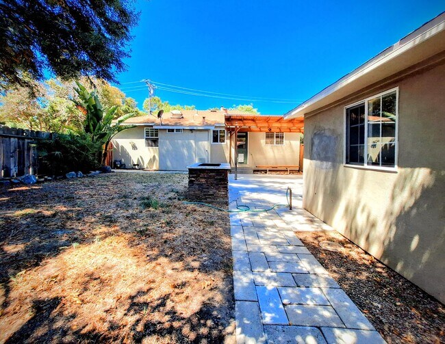 Building Photo - Country Style 3bd Home With Detached Garage