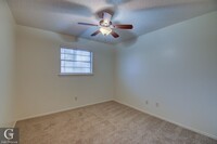 Building Photo - 4 bedroom 2 bathroom
