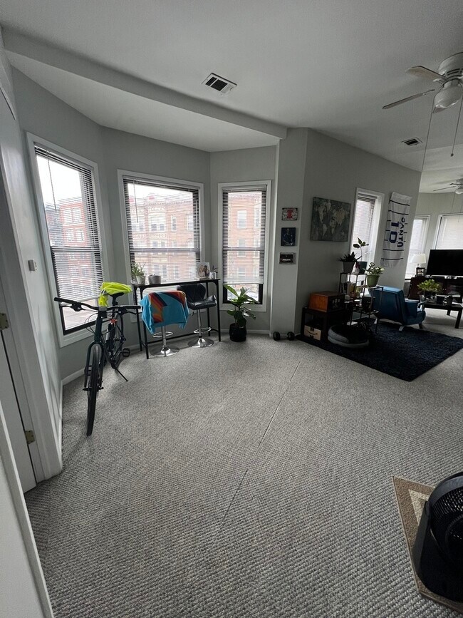 Building Photo - 866 W Aldine Ave