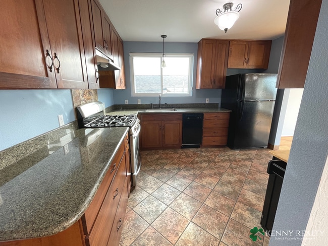 Building Photo - Large Five Bedroom, Three Bathroom with In...