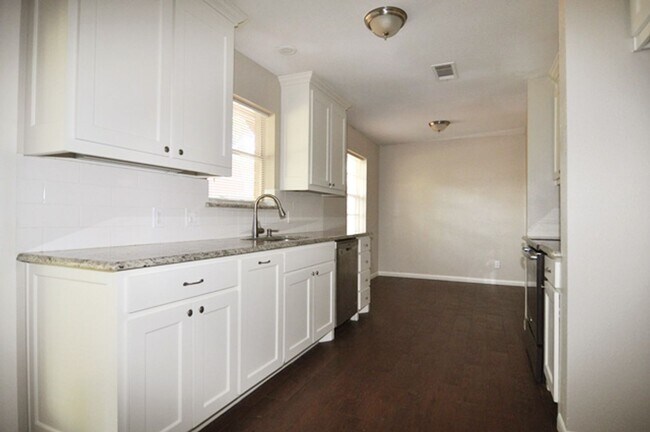 Building Photo - Beautiful spacious home in Hurst!
