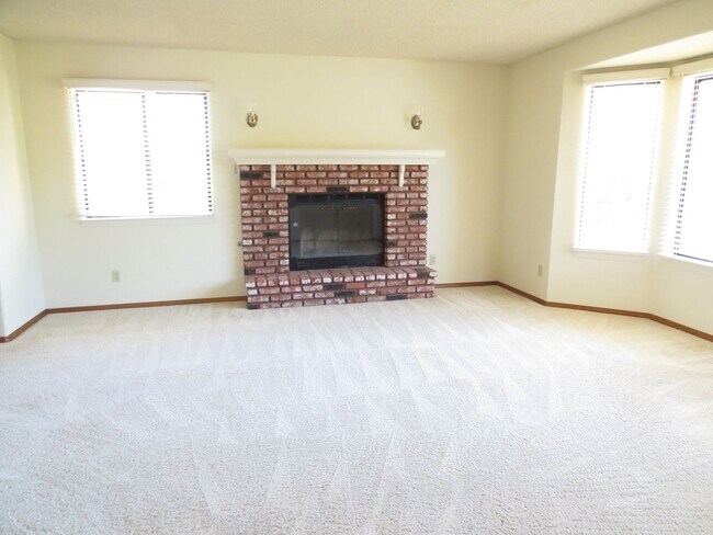 Building Photo - Fabulous Find!