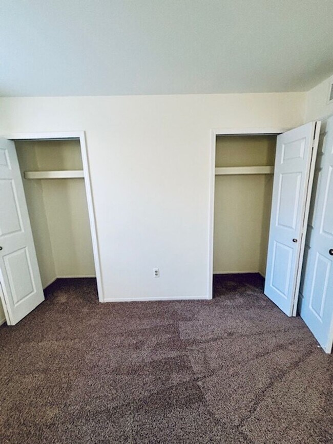 Building Photo - Beautiful 2 bedroom upper condo with 1 car garage, Harrison Township