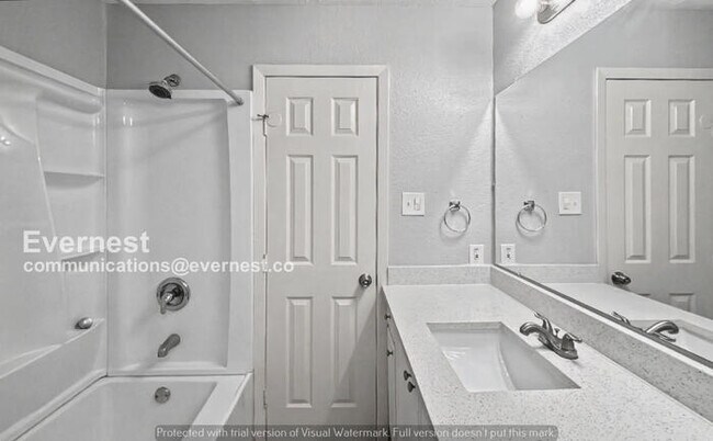 Building Photo - 3 Bed, 2 Bath Home with Fenced Yard & Garage / Pet-Friendly / Available Now!