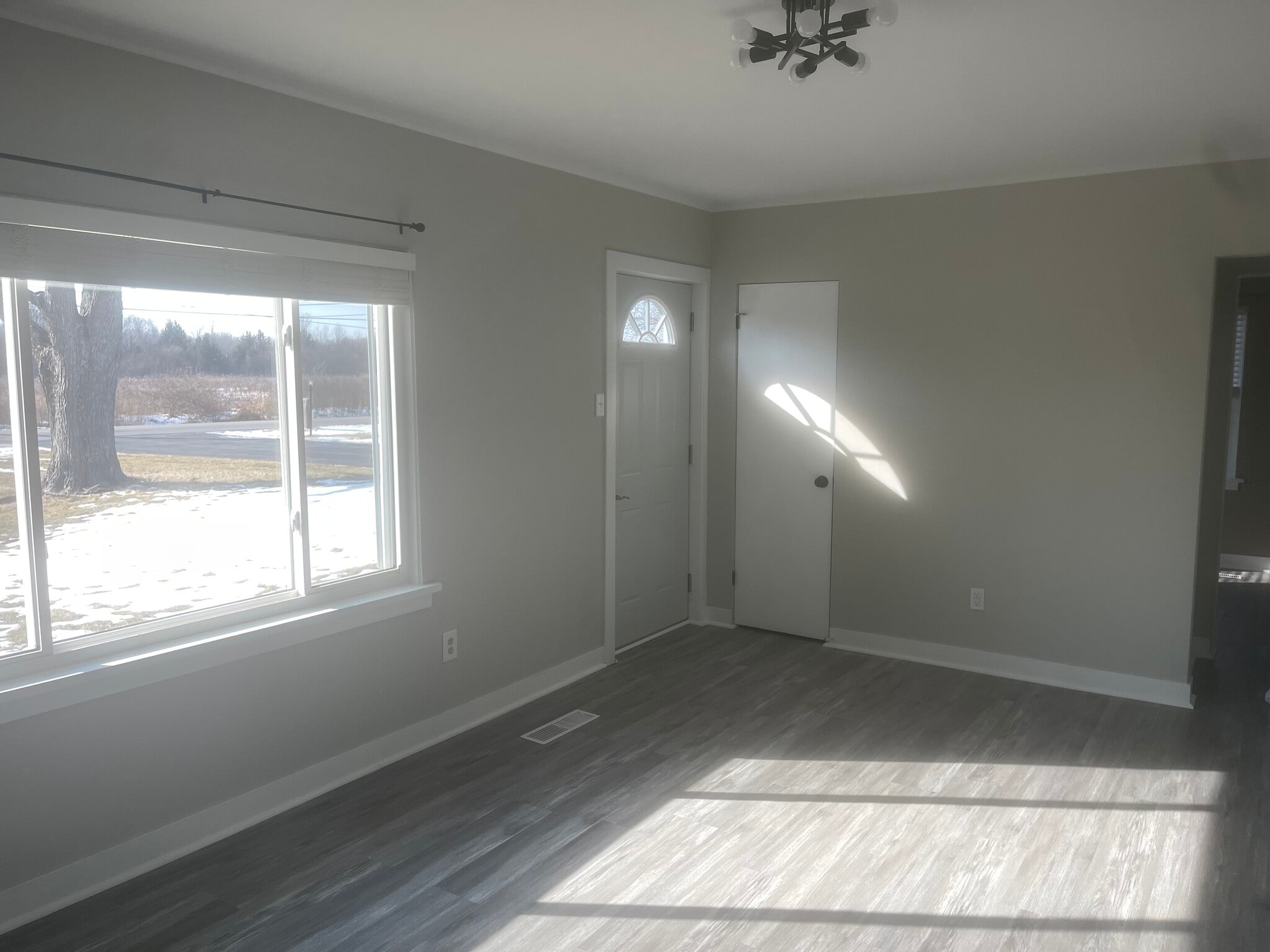 Building Photo - 512 E 77th Ave