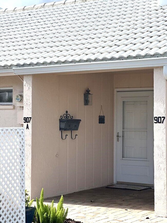 Building Photo - 907A Gibbs Rd