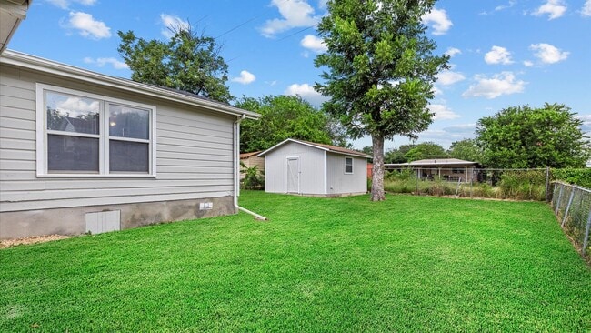 Building Photo - Charming 3-Bedroom Home with Spacious Backyard!