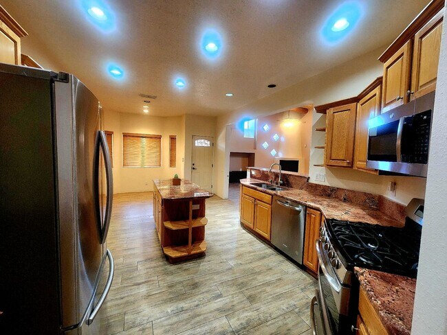 Building Photo - 4 bedroom 2.5 bath far NE Heights