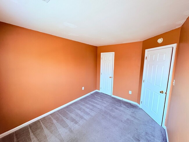 Building Photo - CENTRALLY LOCATED TOWNHOUSE - STAFFORD