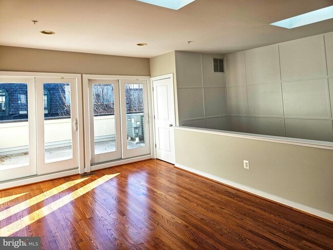 Building Photo - 12 S Regester St