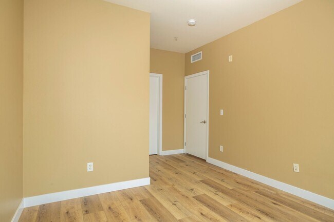 Building Photo - Stylish & Spacious Courtyard-Facing Condo in the Heart of Gaslamp