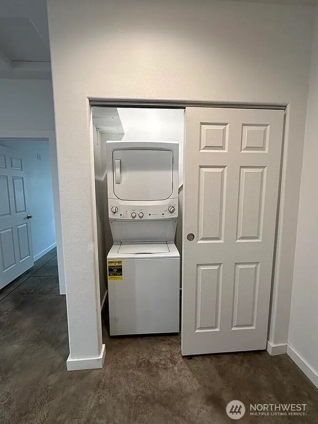 Building Photo - 3 Bedroom Unit in 4 Plex, close to Downtow...