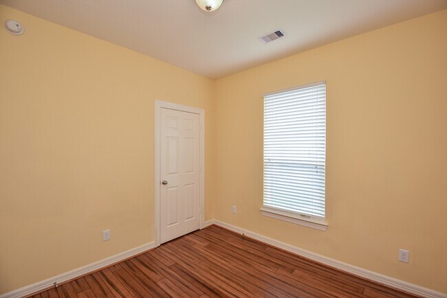 Building Photo - 25203 Oak Villa Dr