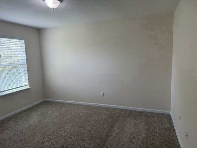 Building Photo - For Rent- Beautiful Home with 4 Bed, 2.5 Bath, PLUS a loft in Northside Jacksonville!