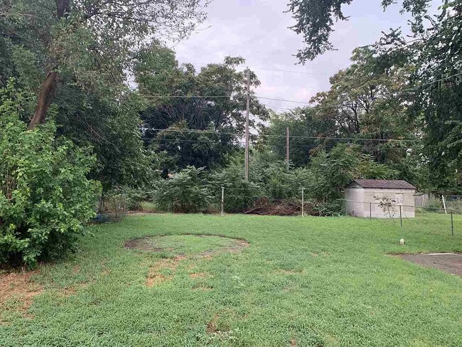 Building Photo - 402 W Poplar Ave