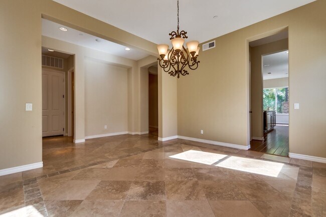 Building Photo - Beautiful 4 bedroom, 4.5 bathroom Home in the Varadero Community
