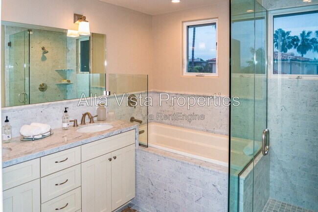 Building Photo - 5606 Dolphin Pl