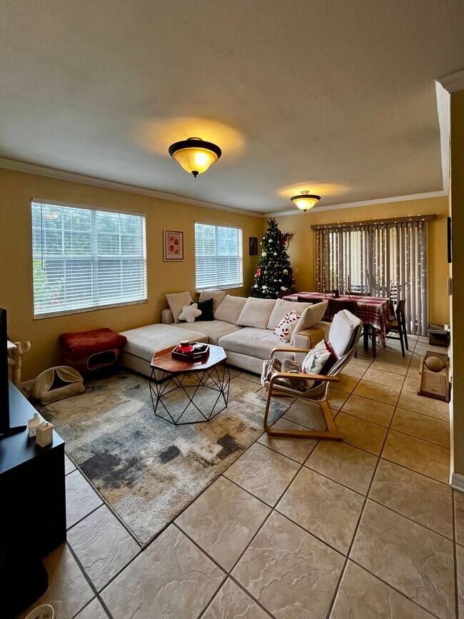 Building Photo - 1/1 condo becoming available January 13th, 2026 for an annual lease