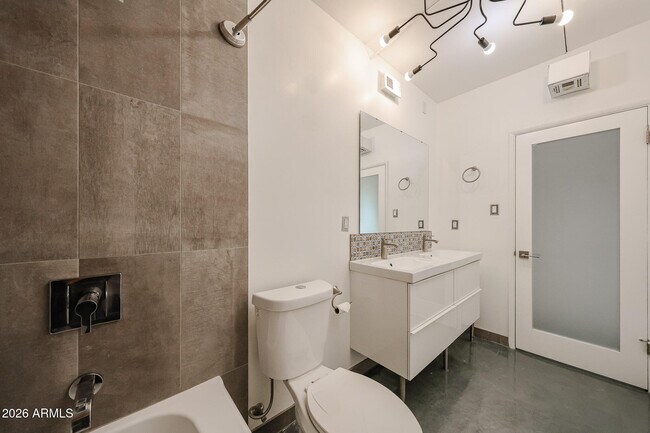 Building Photo - 353 E Thomas Rd