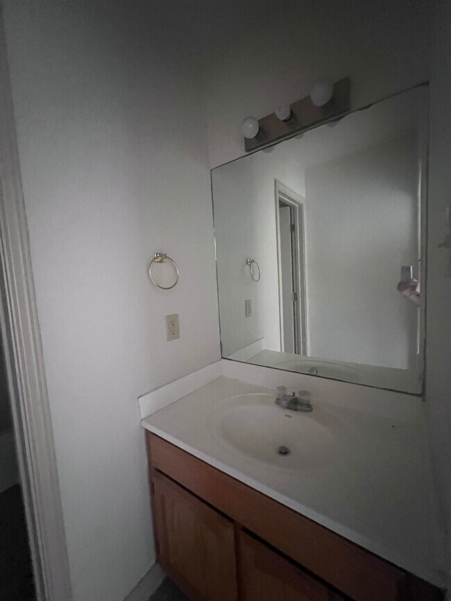 Building Photo - 419 W Eistetter St