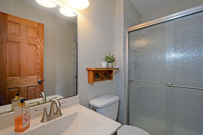 Building Photo - Spacious 3-Bedroom with Walkout and Fully ...