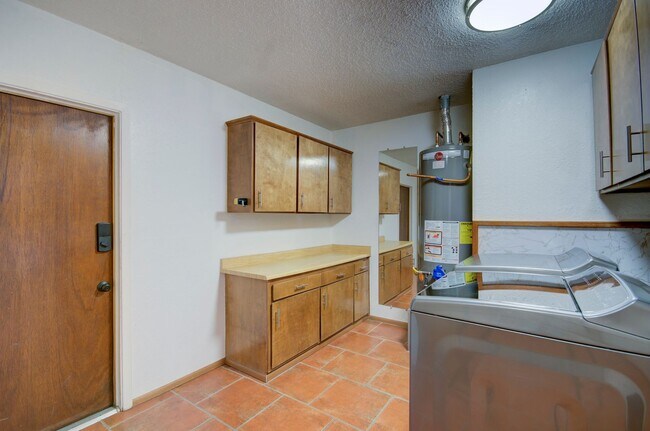 Building Photo - Amazing 3 Bedroom in the Academy Neighborhood