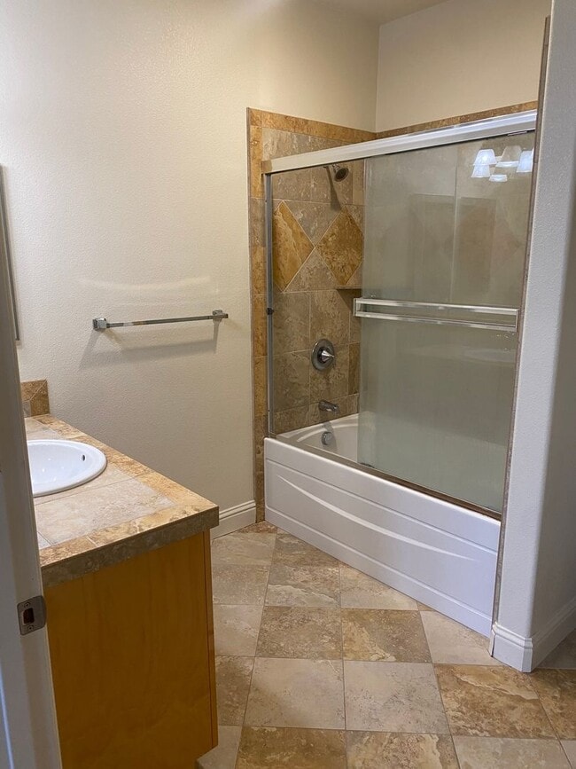 Building Photo - Spacious 2 Bedroom, 2 Bathroom Condo locat...