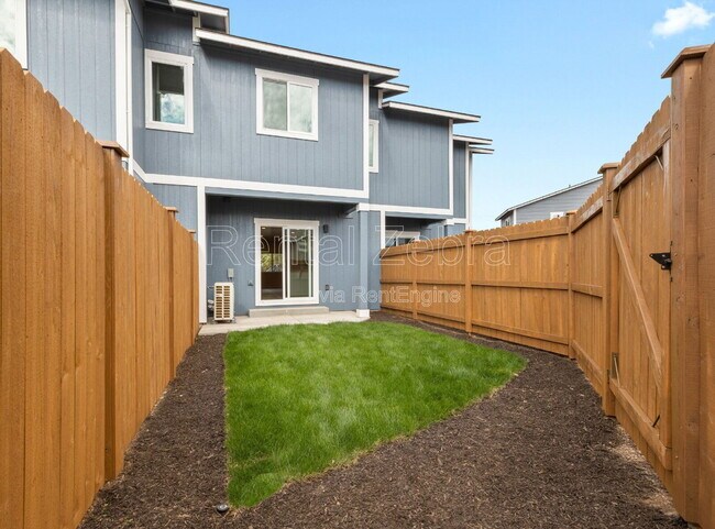 Building Photo - 1682 SW Salmon Ave